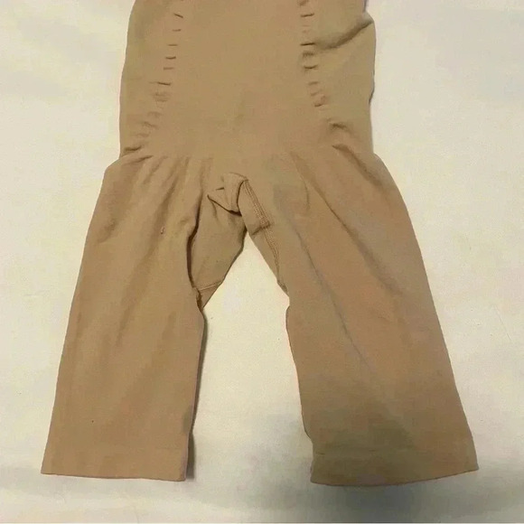 SKIMS Shapewear - Picture 3 of 7